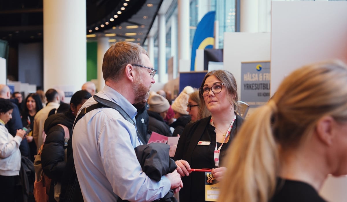 Två som står och pratar i folkmängden på Bazaren 2024